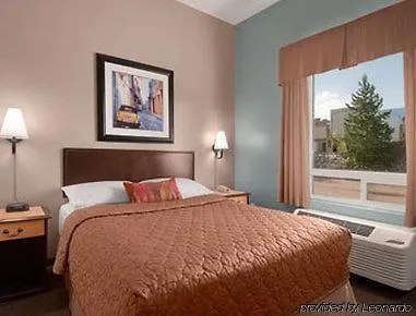 Super 8 By Wyndham Edmonton South Hotel